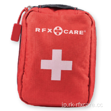 赤いソフトバッグと応急処置キット